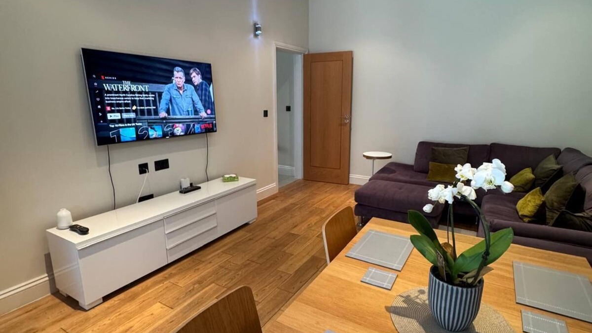 Palmers Green Apartment | Luxury 2-Bed, 2-Bath, Off Street Parking, Terrace and Garden