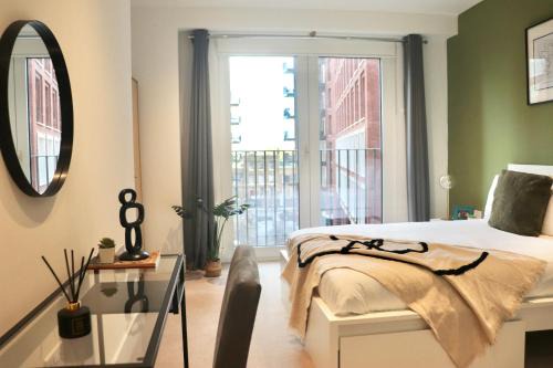Vauxhall Apartment | Luxury 2 Bed Apartment Vauxhall, Balcony, Sleeps 4, Central London - Open for Business stays, Long Stays, Families Relocating