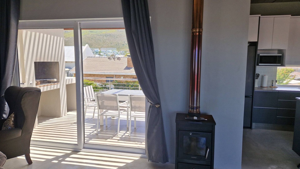 Sandbaai House | Luxury 2 Bed apartment boasting a rooftop terrace, with mountain & sea views.