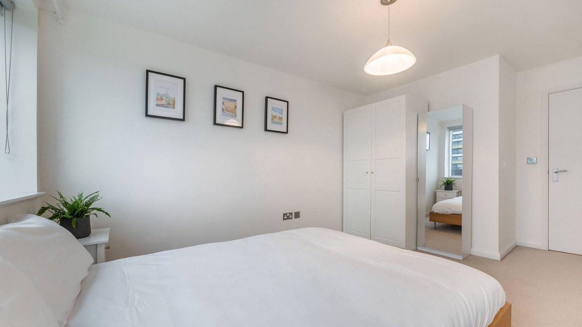 Notting Dale Apartment | LUXURY 2 BED BALCONY FREE PARKING FLAT