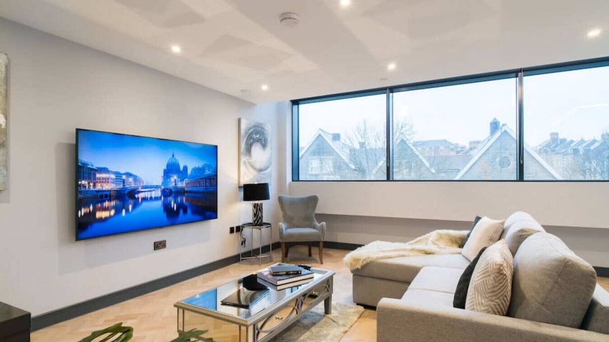 Penarth Condo | Luxury 2 Bed Duplex Apt w/Balcony, Gym & Parking