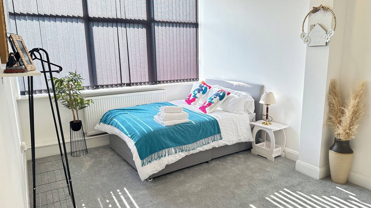 Dudley Apartment | Luxury 2 bed flat with a kitchen and its family friendly too!