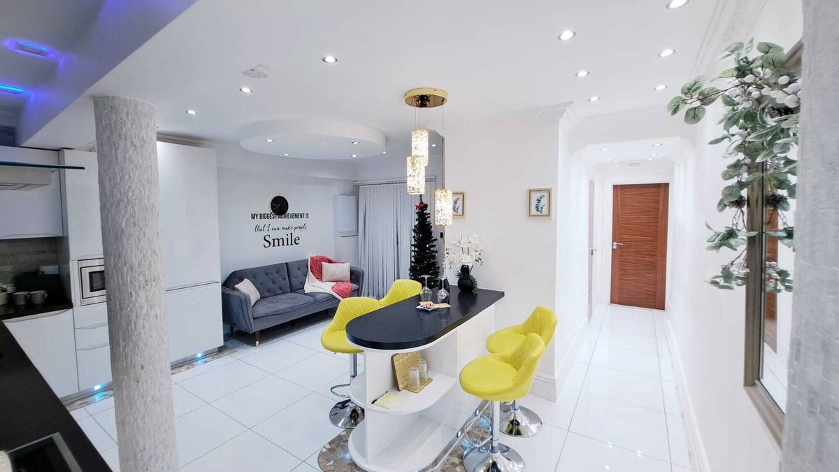 Harrow Road Apartment | Luxury 2 bed garden flat near Paddington!
