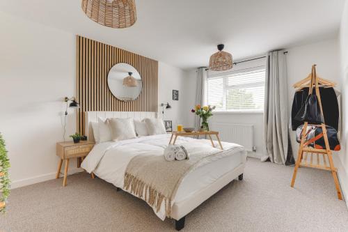 Stevenage House | Luxury 2-Bed House in Stevenage Sleeps 6 Free Parking Barefoot & Board
