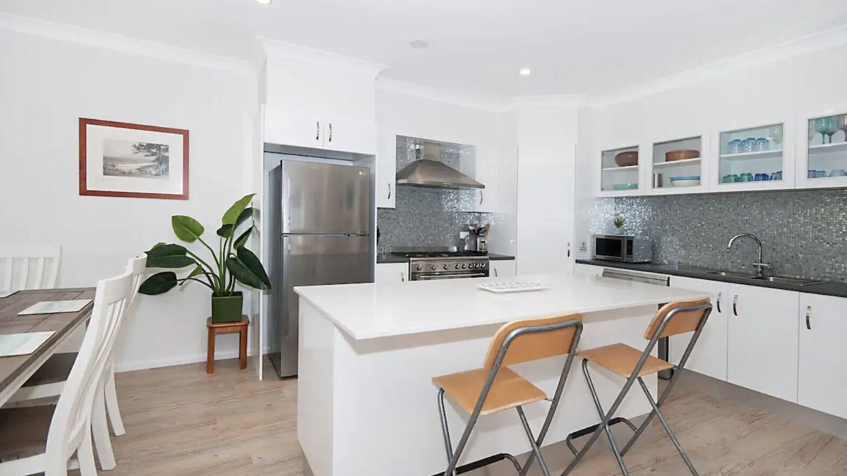 Yamba House | LUXURY 2 BED! Spacious & central to everything! 2bed 1.5 bath, wifi, garage+