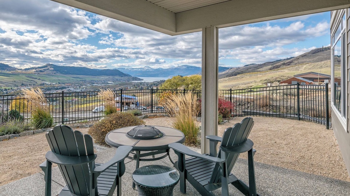 Vernon House | Luxury 2 bed suite just 4 minutes to downtown!