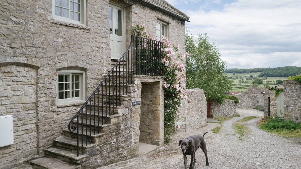 Middleham Cottage | Luxury 2 bed village retreat with 4 pubs & garden with views