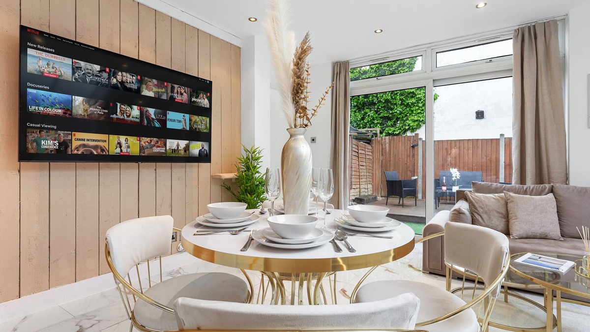 Southfield Apartment | Luxury 2 Bedroom w/Garden | 65 inch TV & Netflix