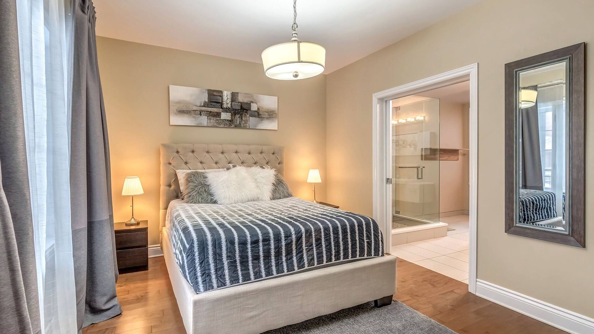 Cote-Des-Neiges—Notre-Dame-De-Grace Condo | Luxury 2 bedroom, 2 bath condo , 2 balconies, hi speed WIFI with FREE parking