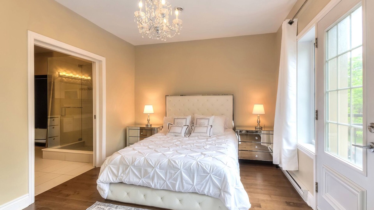 Cote-Des-Neiges—Notre-Dame-De-Grace Apartment | Luxury 2 bedroom/2 Bathrooms/2 balconies/hi-speed wifi/free parking