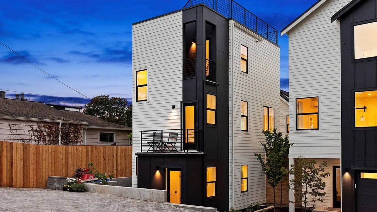 North Queen Anne House | Luxury 2 bedroom 2 bath townhome in DT Seattle private parking rooftop deck view