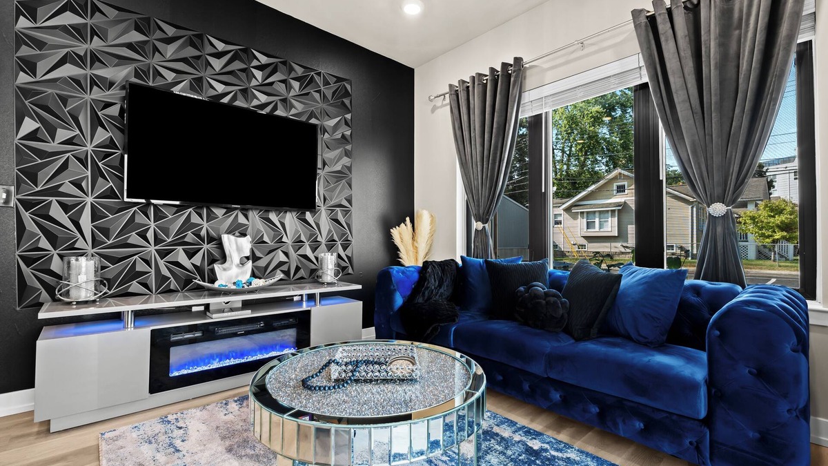 Royal Oak Apartment | Luxury 2-bedroom apartment in awesome Downtown Royal Oak with fWiFi