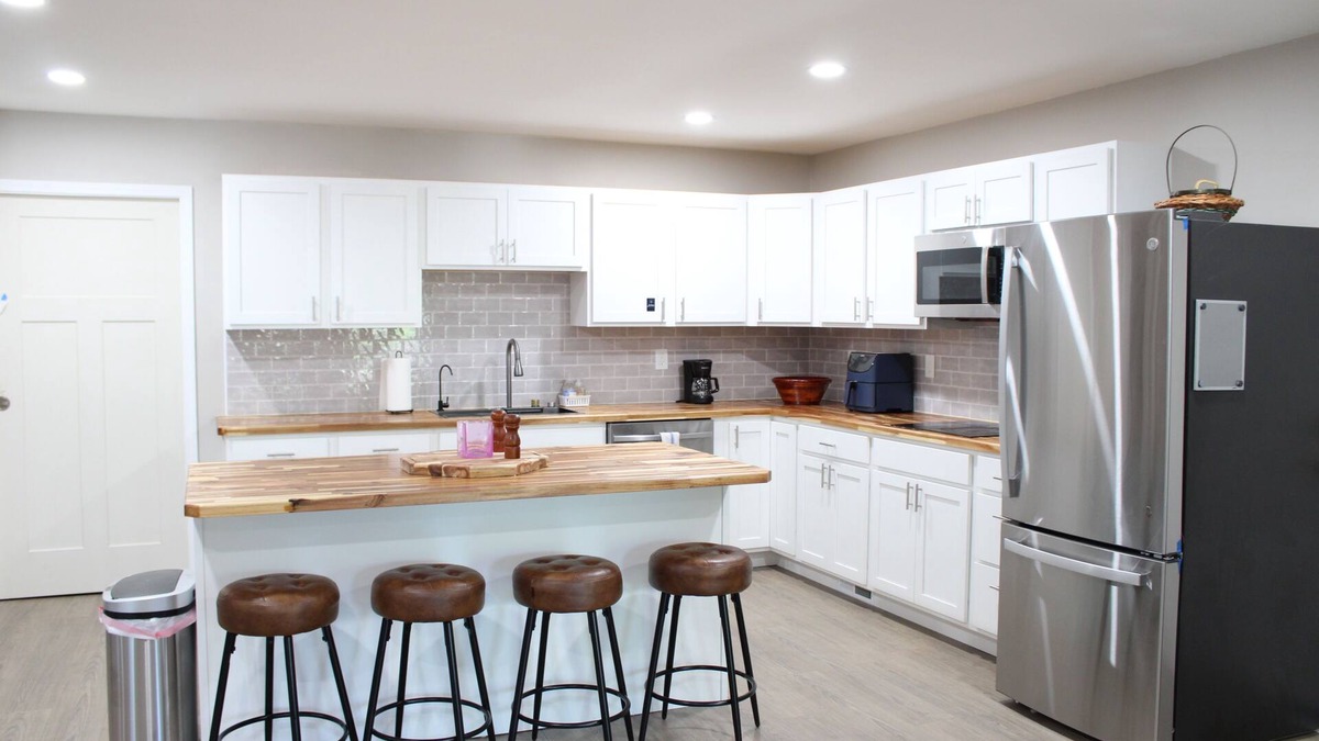 Manlius Apartment | Luxury 2-bedroom apartment in excellent Manlius with WiFi, AC
