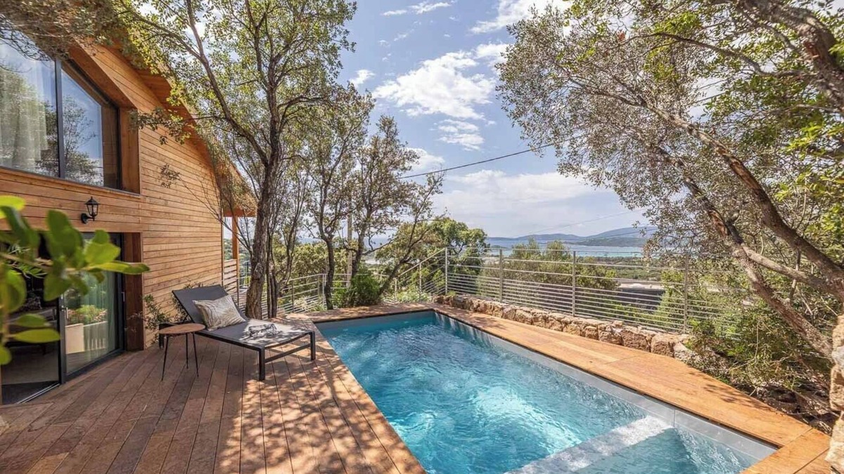 Cirendinu House | Luxury 2-bedroom chalet, mezzanine, swimming pool and sea view over Saint Cyprien bay.