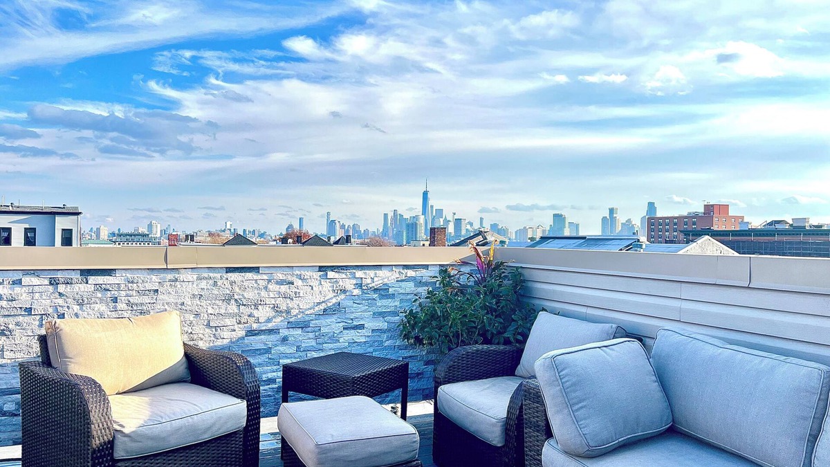 The Heights Condo | Luxury 2-bedroom condo in charming Jersey City with private deck and NYC views