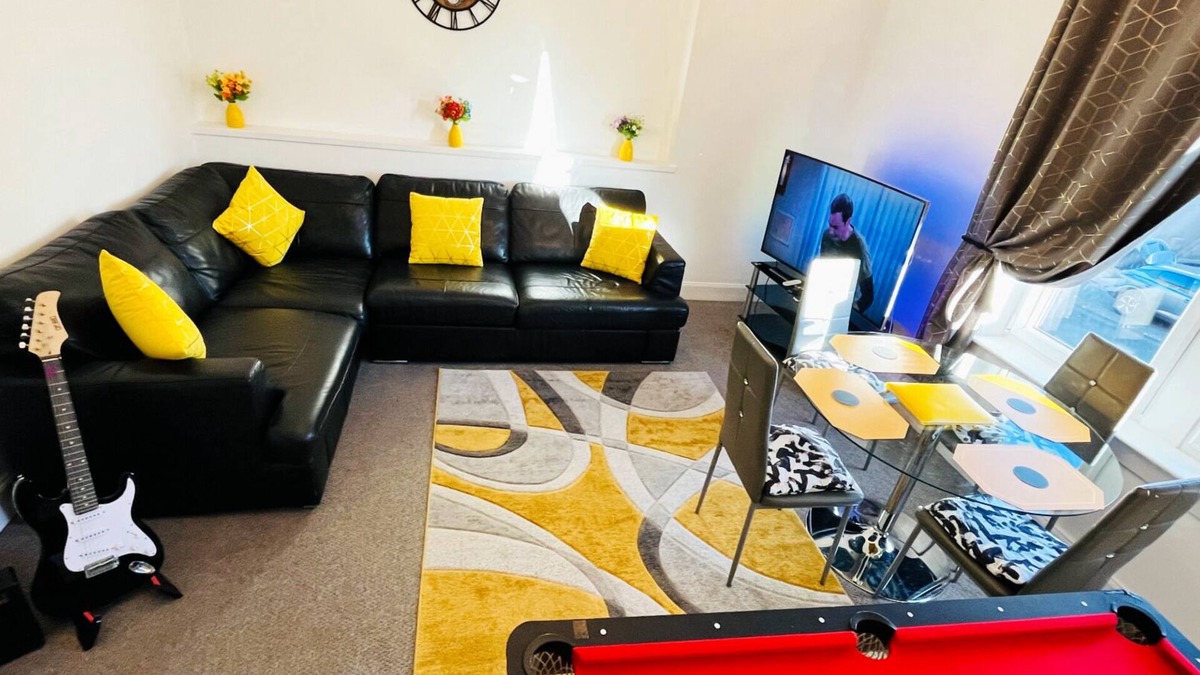 Kelty Apartment | Luxury 2 Bedroom Entire Apartment - Self Check in/out – Perfect for 6 Guests