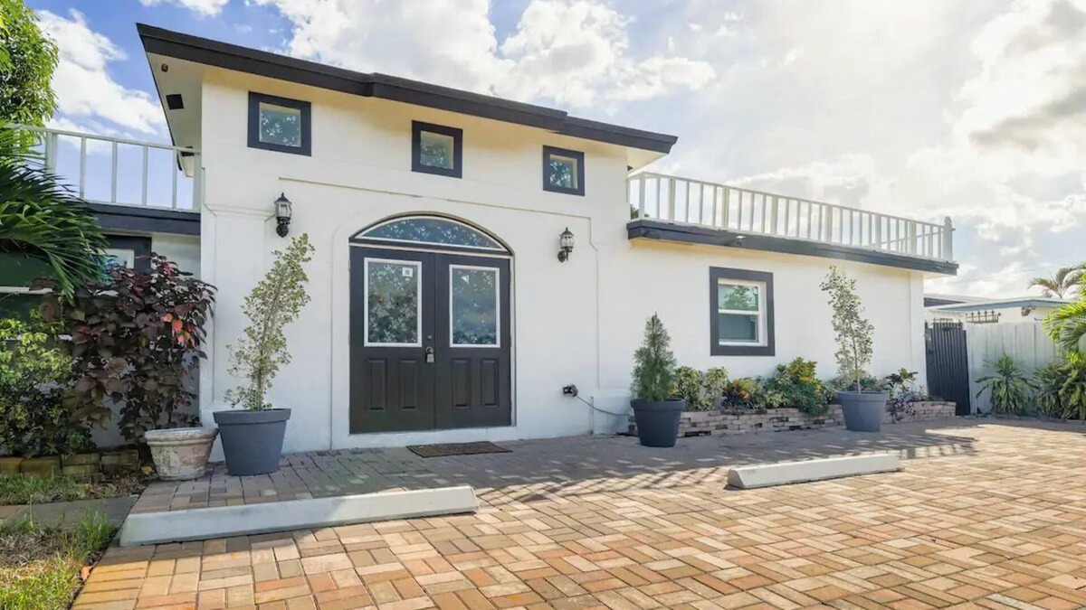 Delray Beach House | Luxury -2 Bedroom Home with Free Parking on Site
