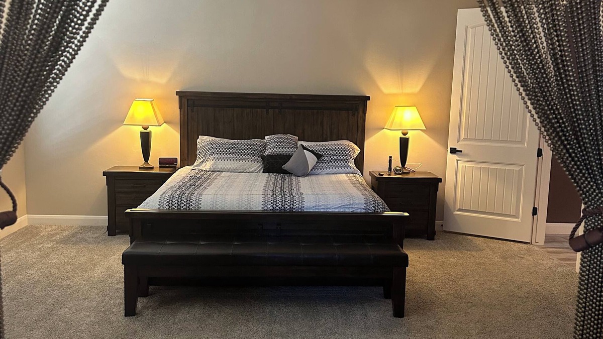 Hildale House | Luxury 2-bedroom home/pool table/Steam room/indoor jacuzzi & hot tub. Views!