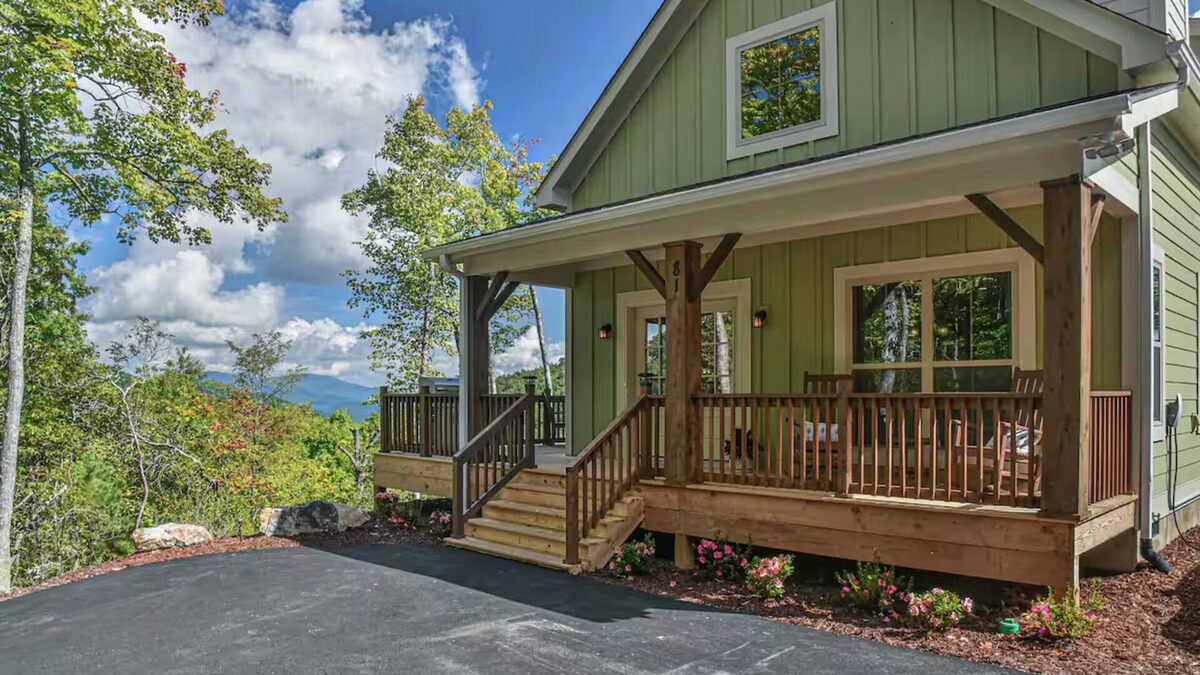 Black Mountain House | Luxury 2 Bedroom, Mountain Views, Hot Tub, Hiking