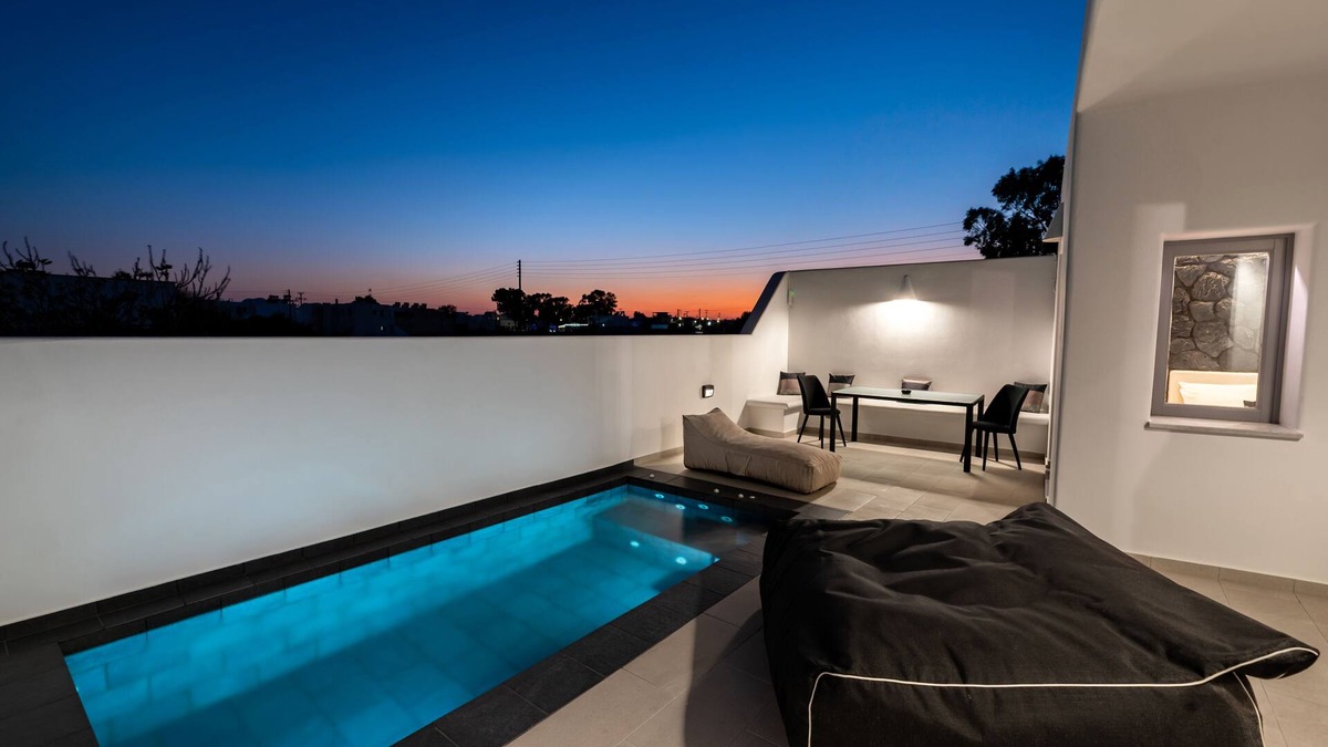 Perissa Villa | Luxury 2 bedroom villa with private swimming pool and hydromassage