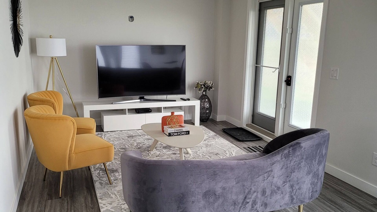 Fort Gary Apartment | Luxury 2 bedroom with lake view