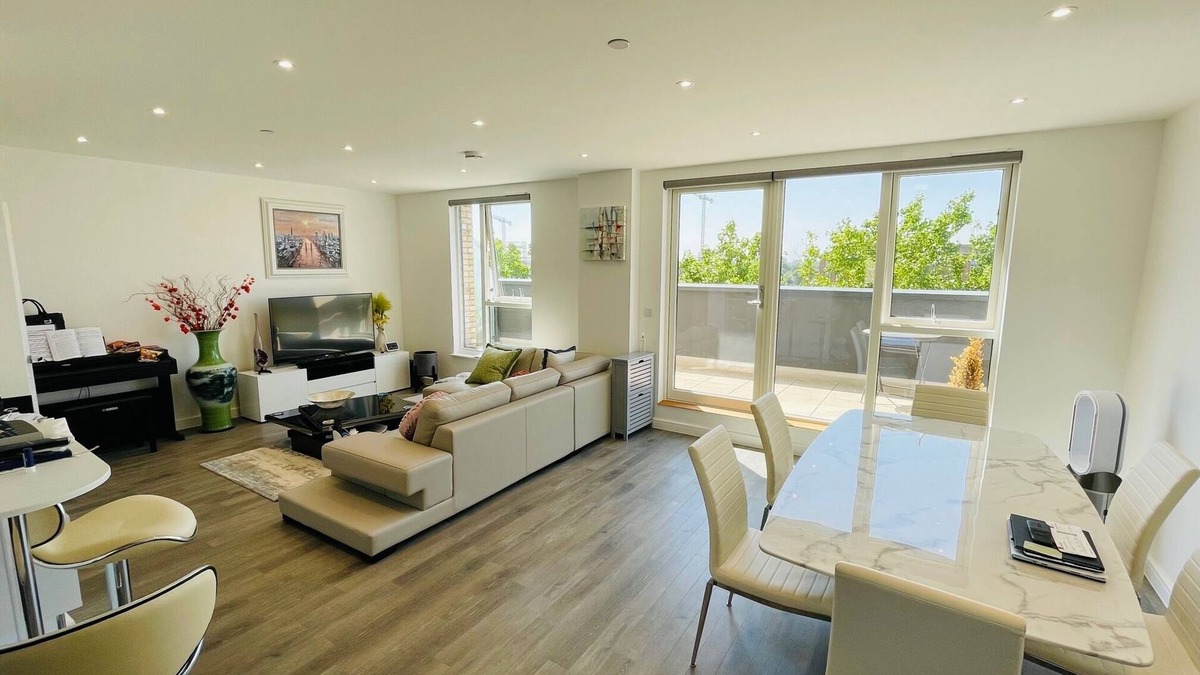 South Acton Apartment | Luxury 2 Bedrooms Penthouse + Free Indoor Parking