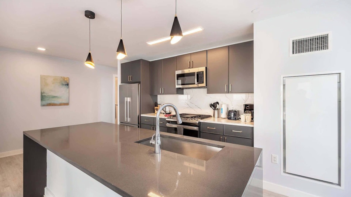 New Rochelle Apartment | Luxury 2 BR Apt with Gym and Pool