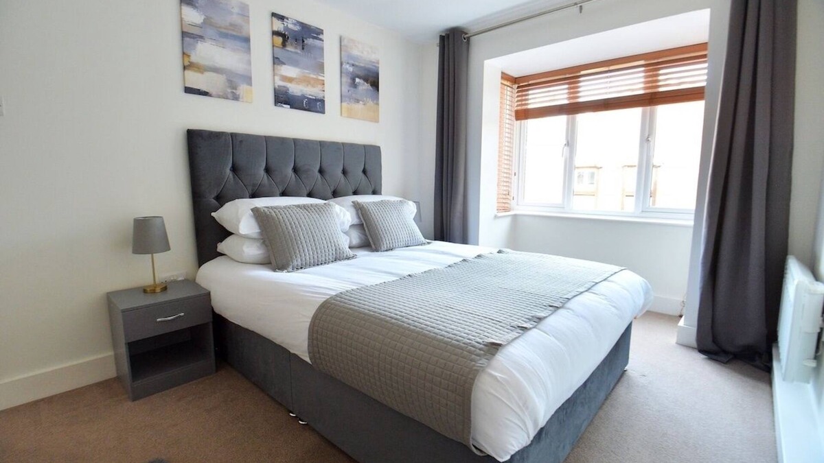 Crawley Apartment | Luxury 2 BR Fully Furnished Flat- 2 Parking Spaces