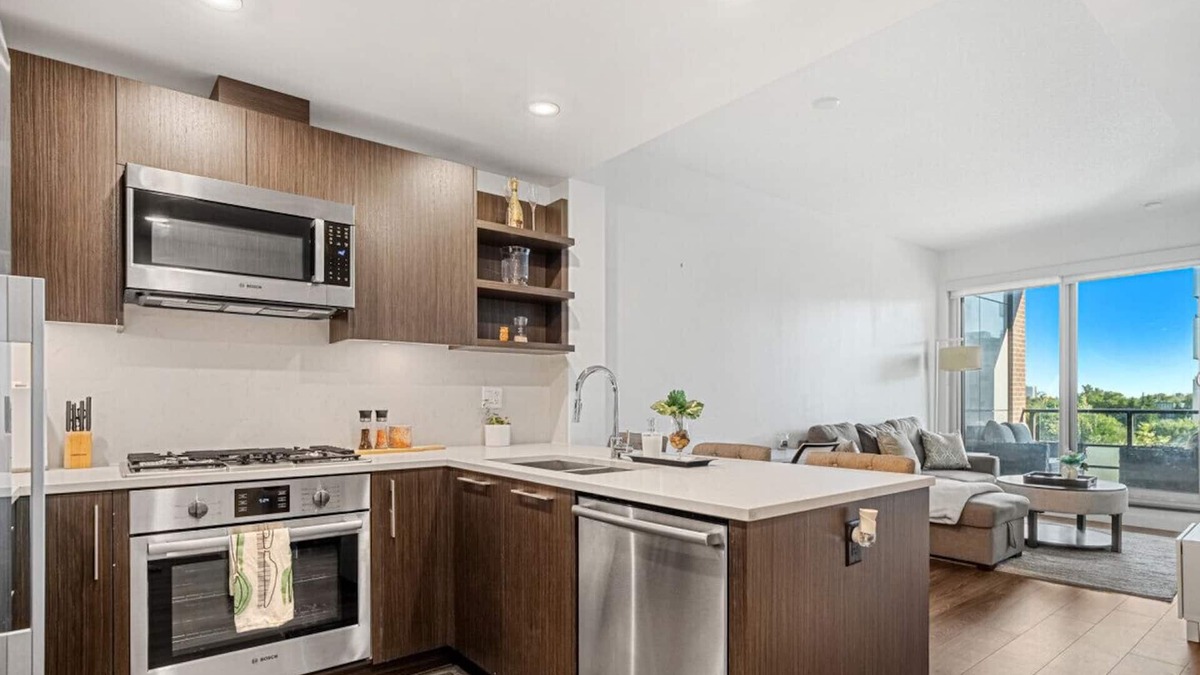 Bridgeland Condo | Luxury 2 BR » Sleeps 5 » Parking » Downtown