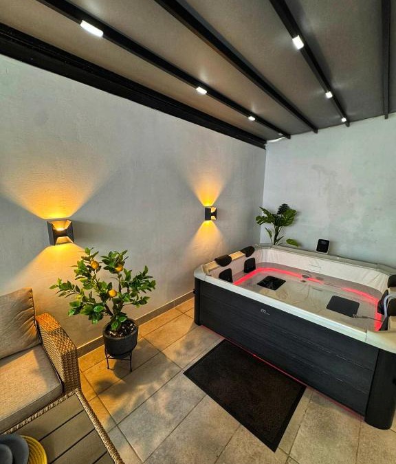 Dafni Apartment | Luxury 2 storey 2bedroom condo with Private Jacuzzi & patio - Athens