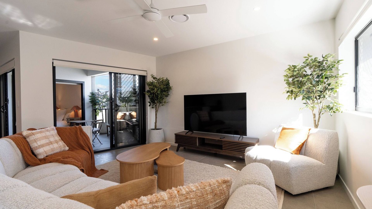 Mount Gravatt East Apartment | Luxury 2BD apartment mountain view free parking walking distance to shopping