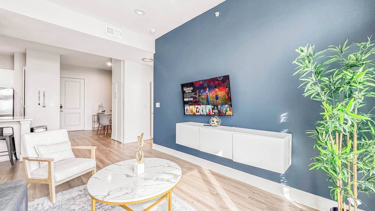 Deep Ellum Apartment | Luxury 2BD | DT Deep Ellum | 7 Beds | Free Parking