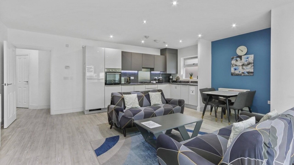 Brent Apartment | Luxury 2Bedroom - 2Bath - Prime Location - Patio