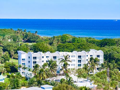Boca Raton Apartment | Luxury - 2BR 2BA - Balcony - Right Across From the Beach