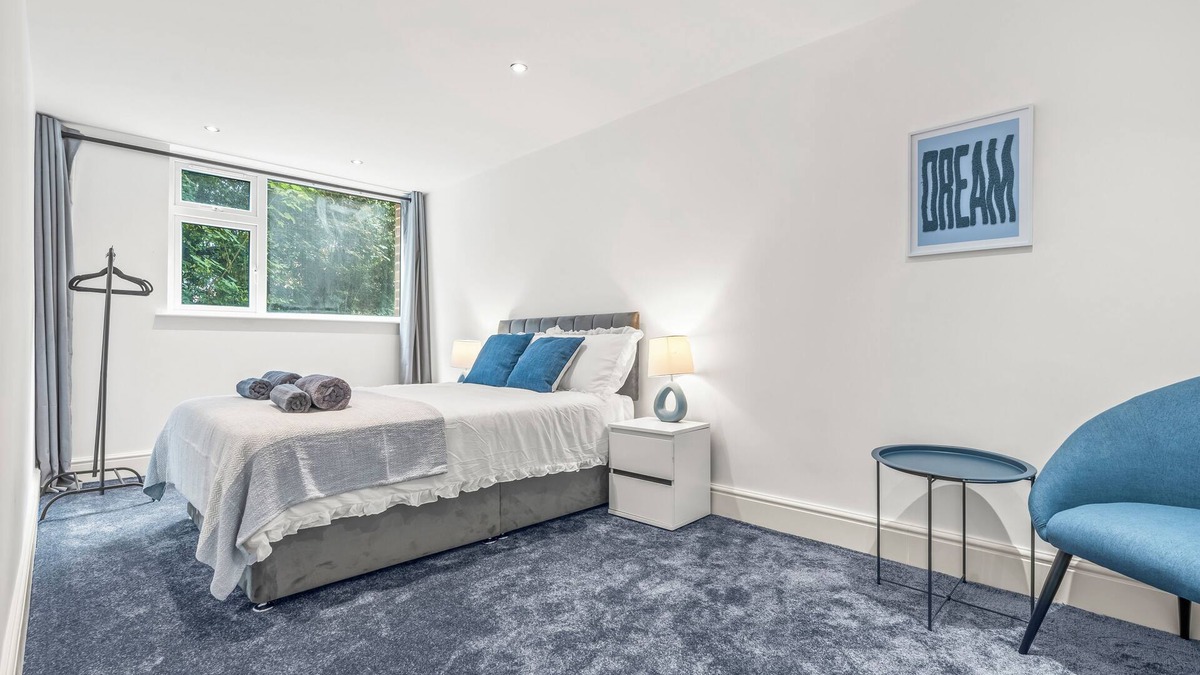 Nottingham Apartment | Luxury 2BR City Apt w/Parking - Sleeps 8