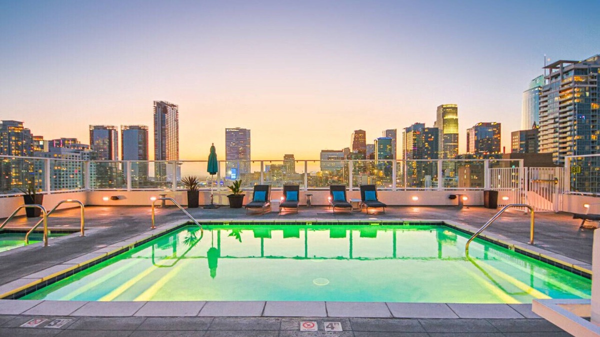 Historic Core Apartment | Luxury 2BR in DTLA w/Jacuzzi & Rooftop Views