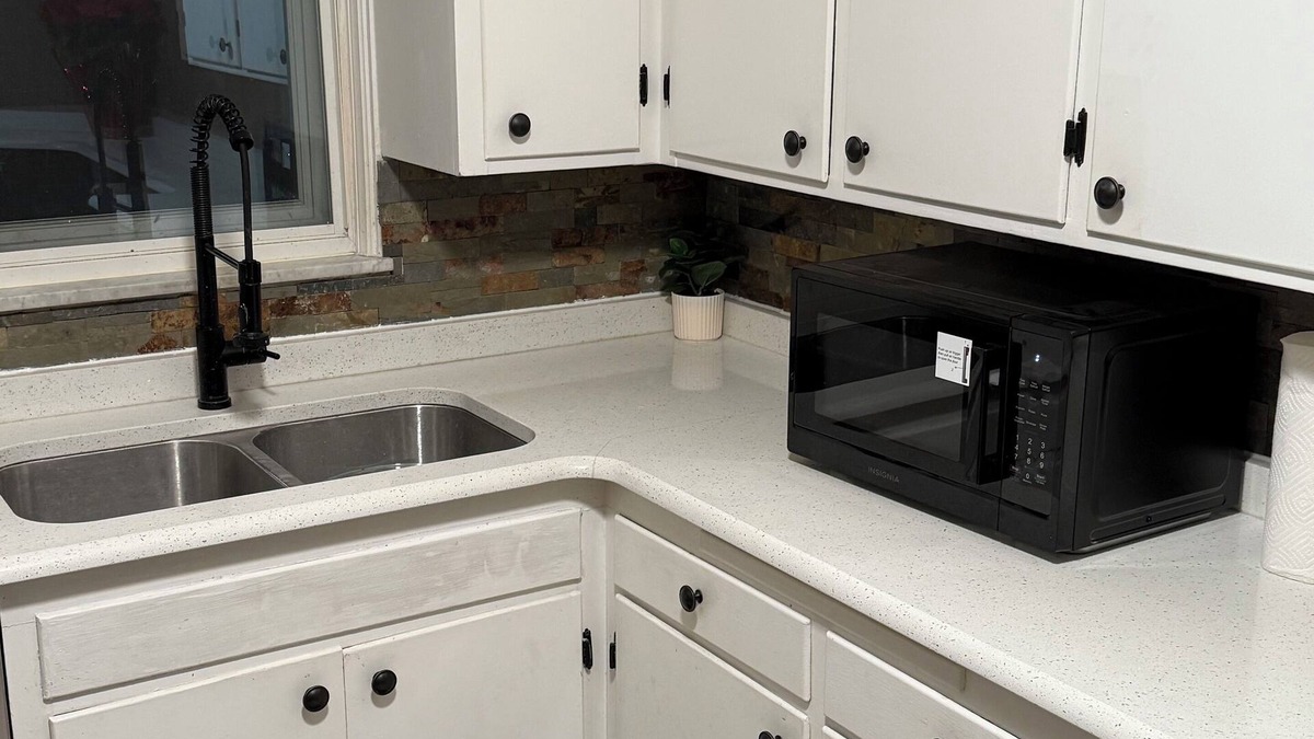 Ottawa Apartment | Luxury 2BR with spa bath, huge kitchen & living room—prime Toledo location!