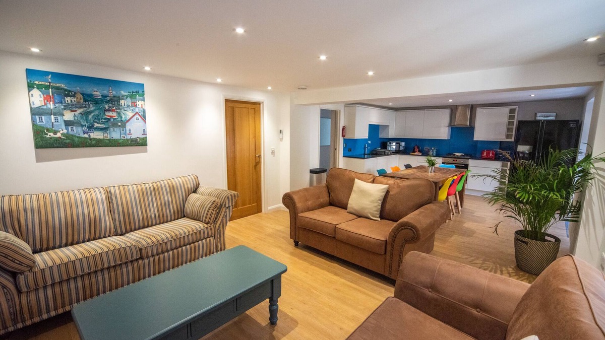 Torquay City Centre Apartment | Luxury 3 bed apartment a few minutes walk from beach, harbour and town!