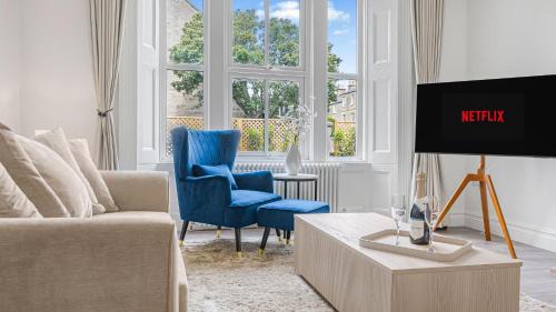 Cirencester Apartment | Luxury 3-Bed Cirencester Apartment with garden, parking and EV charger