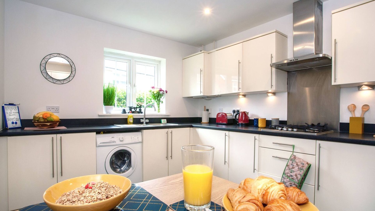 East Malling and Larkfield House | Luxury 3 Bed Cottage on Private Walkway with Parking