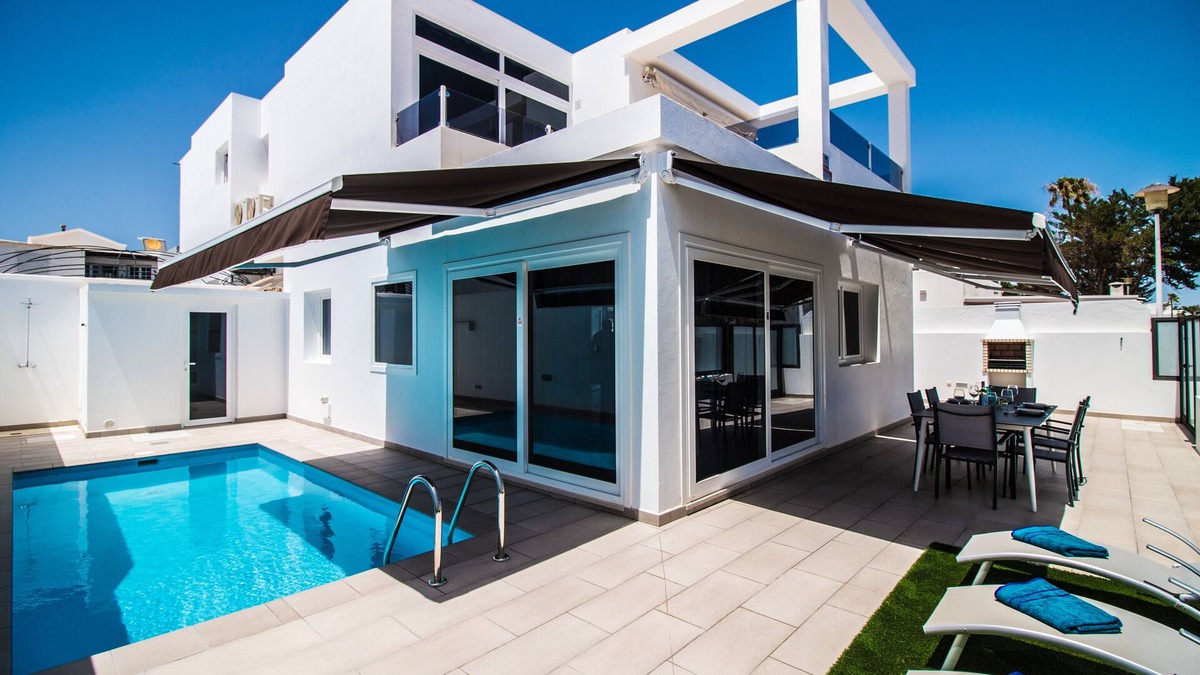 Puerto del Carmen Villa | Luxury 3 bed, 2 bath villa in central Puerto del Carmen with free WiFi & Air Con