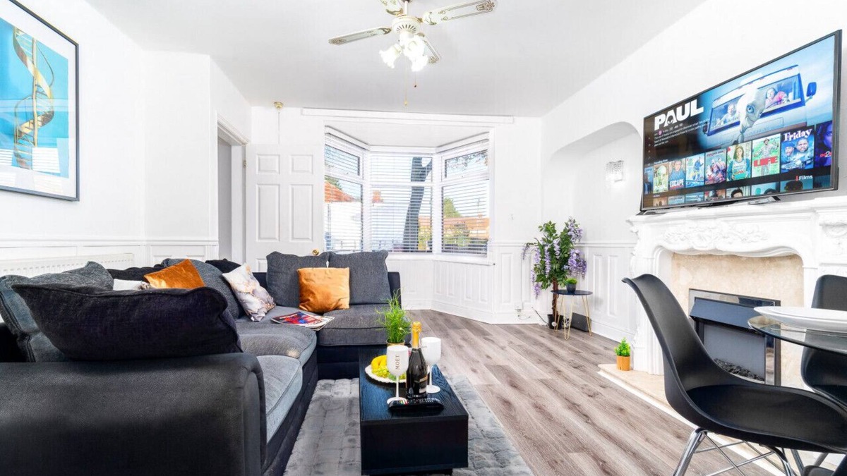 Acocks Green House | Luxury 3 Bed House - Garden - Parking