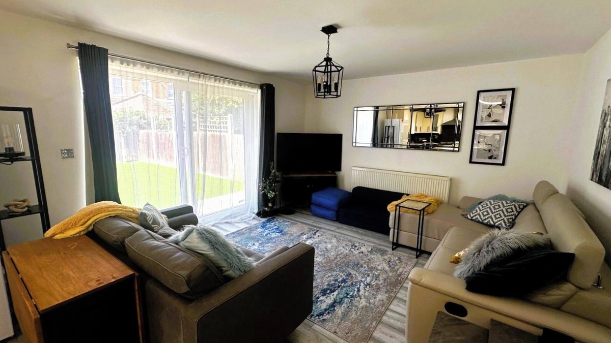 Cranbrook Apartment | Luxury 3-Bed Ilford Modern Comfort & Elegance