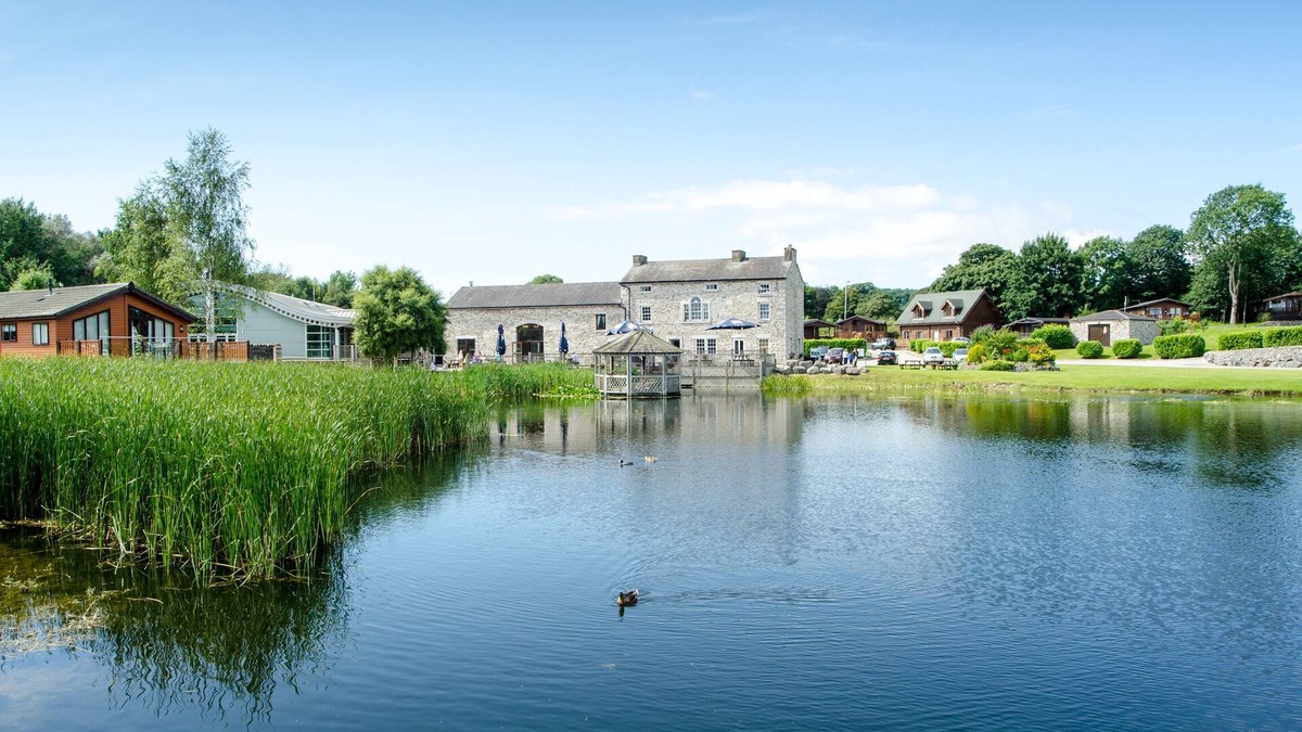 South Lakeland Leisure Village Cottage | Luxury 3 Bed Lodge with its own Private Hot Tub . Free Wi-Fi & Great Facilities
