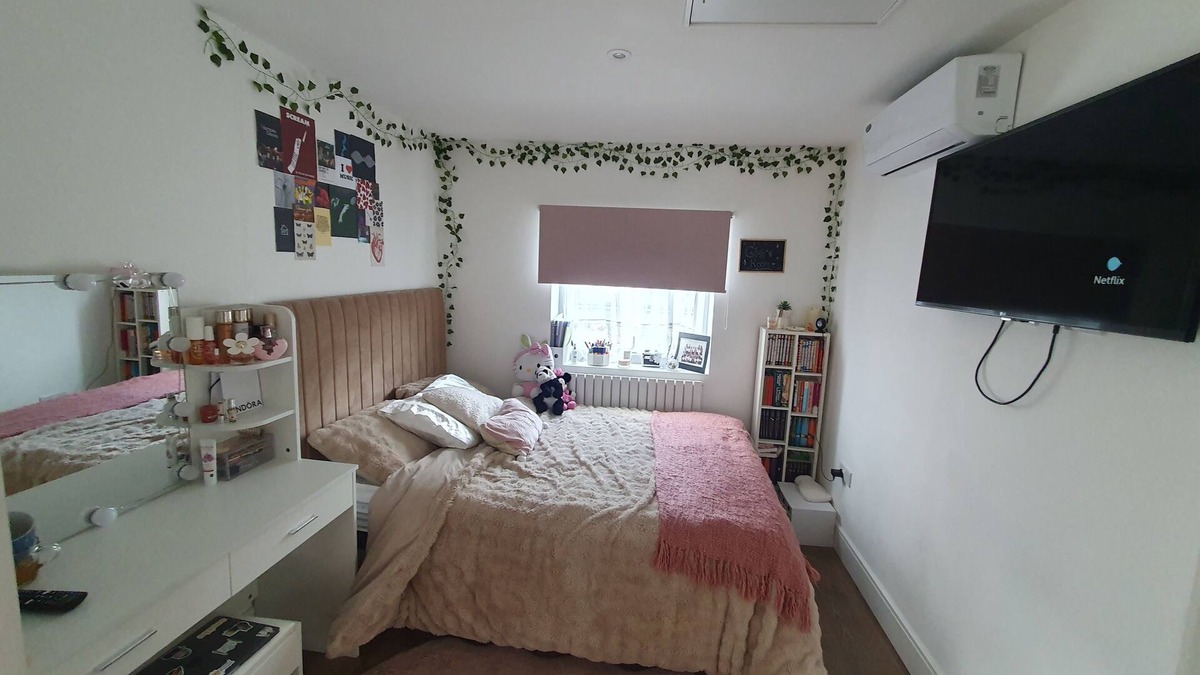 Enfield Highway House | Luxury 3-Bed London Home 3 stops away from Tottenham Stadium – 5* for Holidays