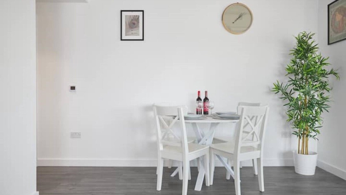 Abbey Wood Apartment | Luxury 3 Bedroom Apartment London. Free parking