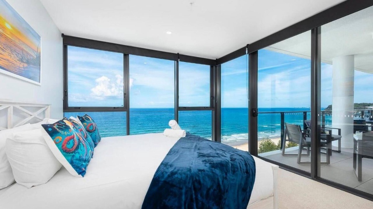 Burleigh Heads Apartment | Luxury 3 Bedroom Ocean View Apartment