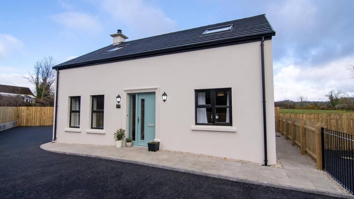 Limavady Cottage | Luxury 3-Bedroom Cottage at the Foot of Binevenagh Mountain