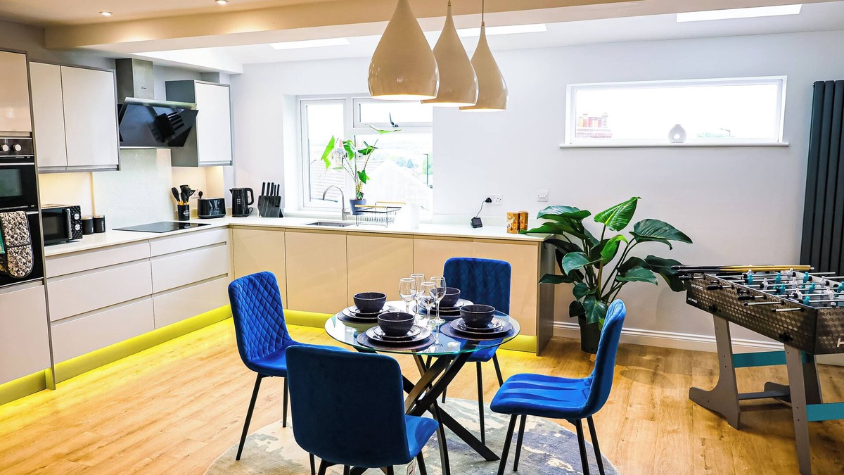 Cribbs Causeway House | Luxury 3 Bedroom House with Parking, Perfect for Contractors and Relocations
