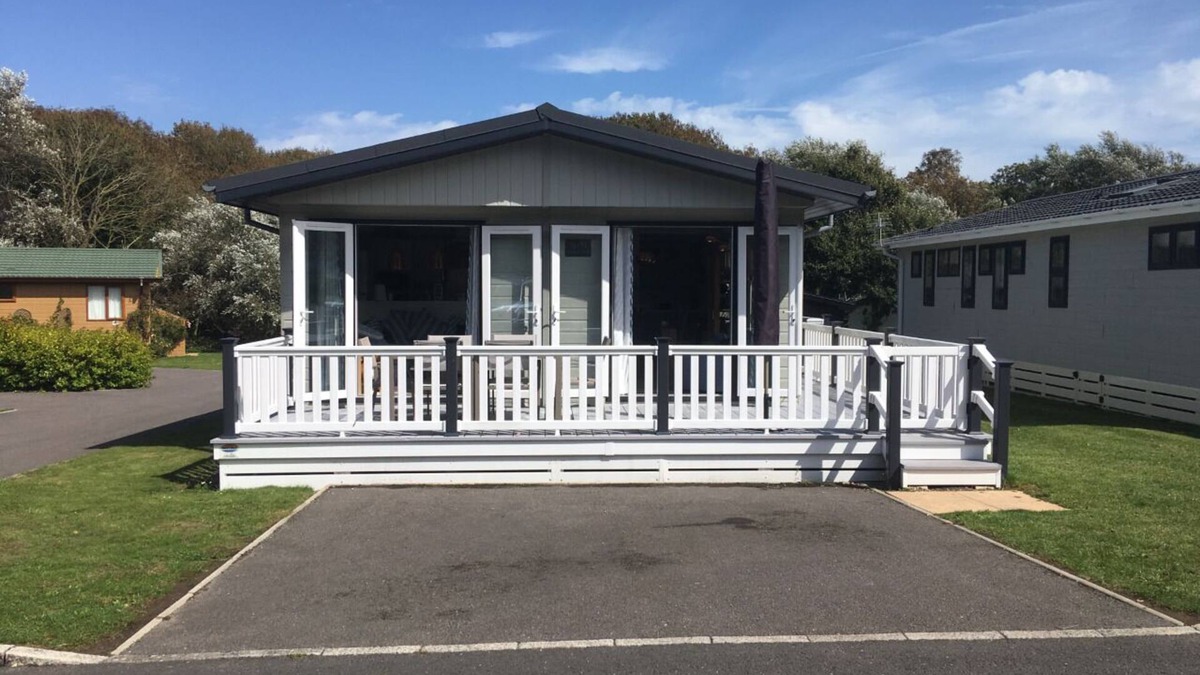 New Forest District Cabin | Luxury 3 Bedroom Lodge - Pet Friendly